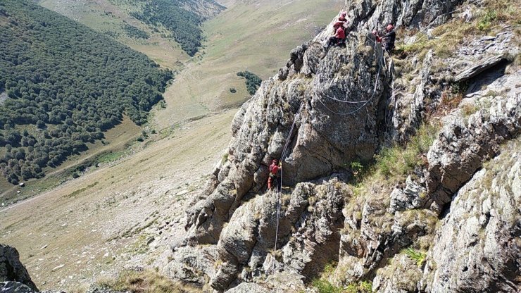 Kayalıklarda mahsur kalan keçileri JAK ve AFAD ekipleri kurtardı