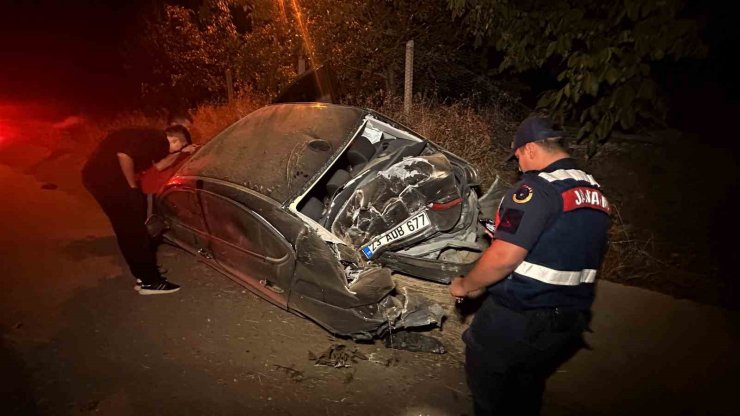 Elazığ’da kontrolden çıkan araç yoldan çıktı: 2’si ağır 3 yaralı