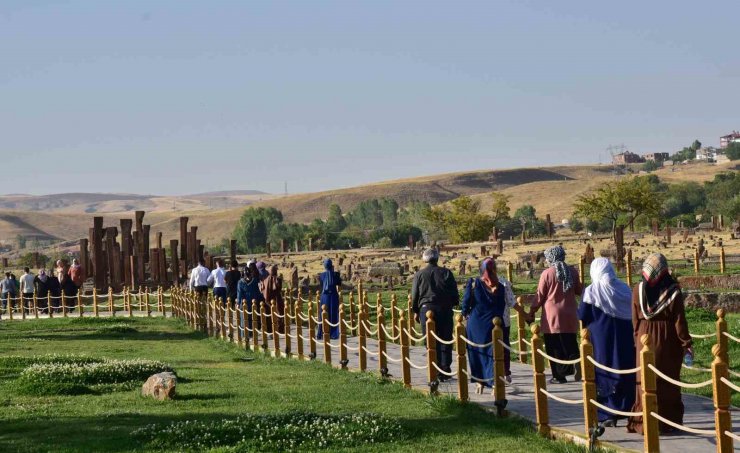 Cumhurbaşkanı Erdoğan’ın çağrısı karşılık buldu: Ahlat’ı son bir haftada 50 bin kişi ziyaret etti