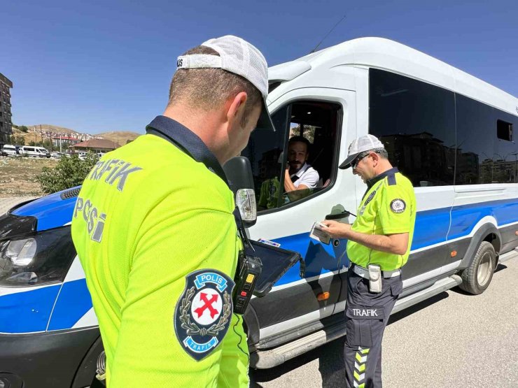 Yüksekova’da toplu taşıma araçları denetlendi