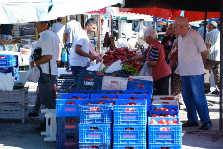 Erzincan’da salçalık domates ve biberler tezgahlarda