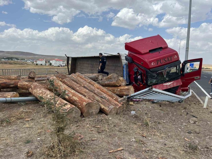 Kars’ta tomruk yüklü tır devrildi: 1 yaralı