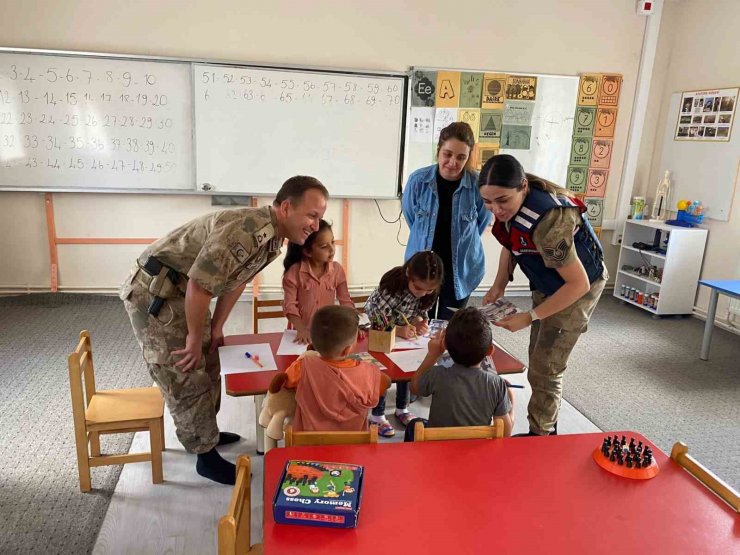 Jandarma ekipleri öğrencilerin okul heyecanına ortak oldu