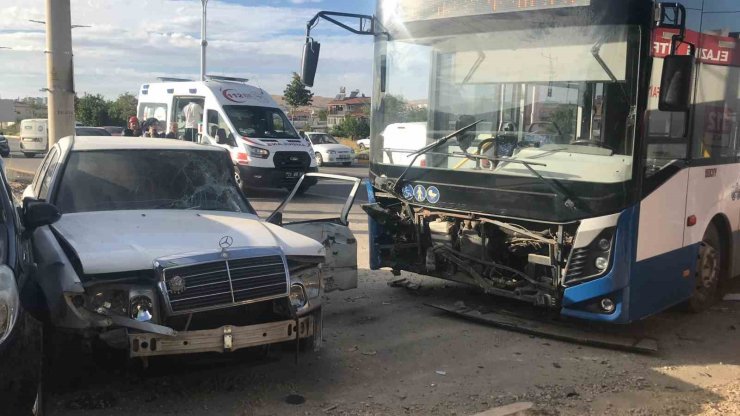 Elazığ’da otobüs 2 otomobile çarptı: 5 yaralı