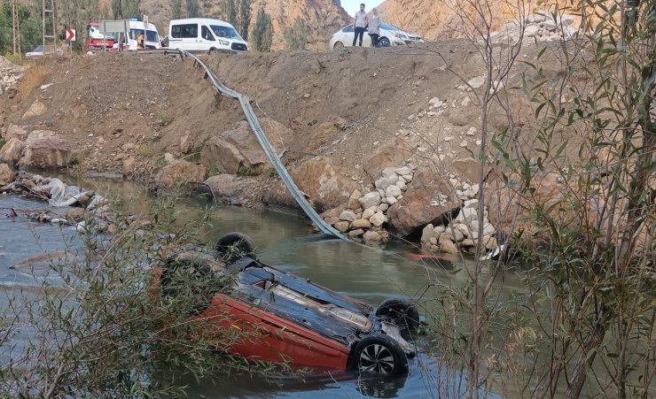 Tortum Çayı’na araç uçtu, 4 kişi yaralandı