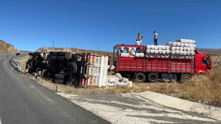 Karlıova’da saman yüklü kamyon devrildi