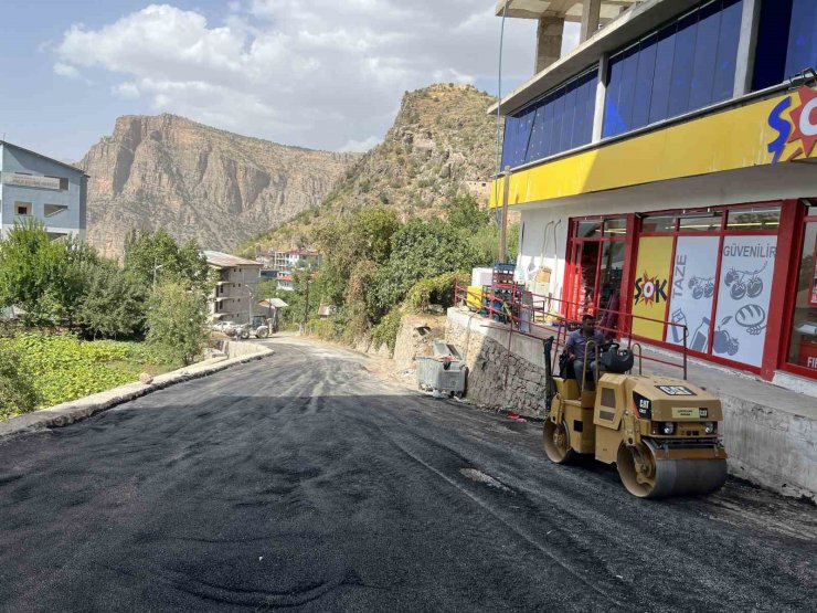 Çukurca’da yol asfaltlama çalışması