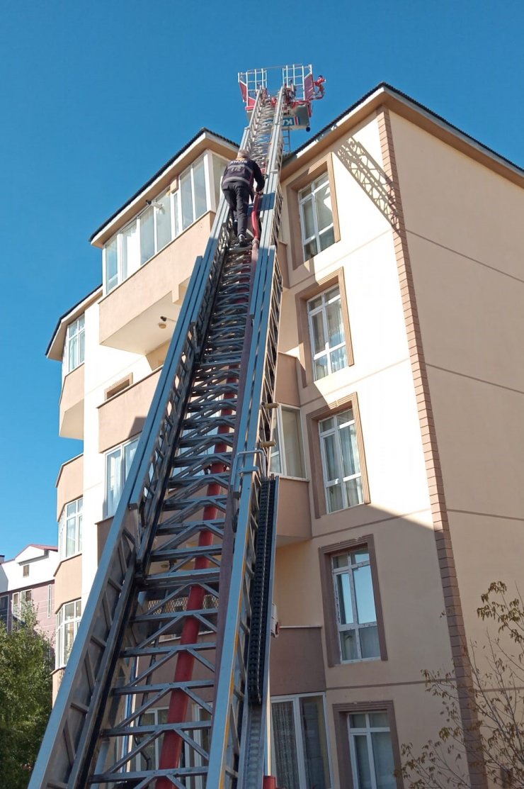 Kars’ta asansör boşluğunda çıkan yangın söndürüldü