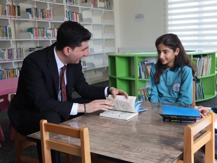 Kaymakam Gürdal, kütüphanede ders çalışan öğrencilerle bir araya geldi