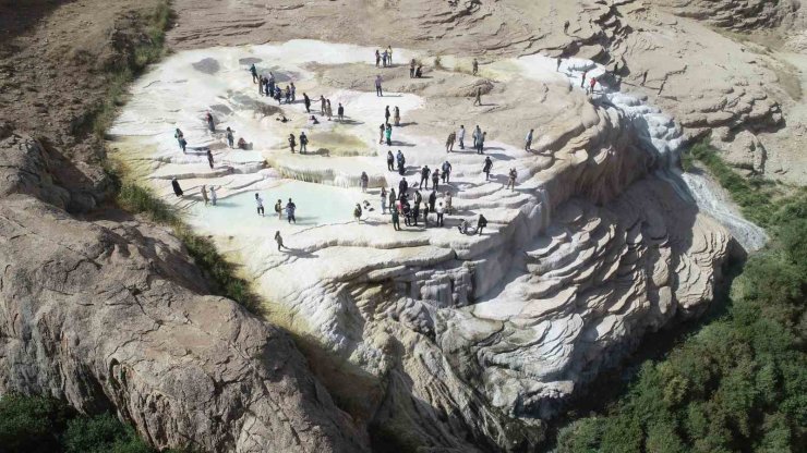 Başkale’nin yeni öğretmenleri travertenlere hayran kaldı