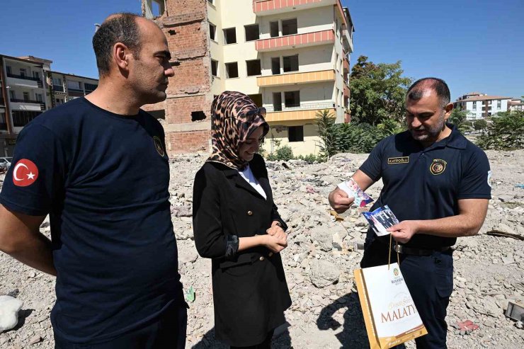 Depremde yıkılan binanın enkazında bulunan eşyaların teslim edildiği genç kadın duygusal anlar yaşadı