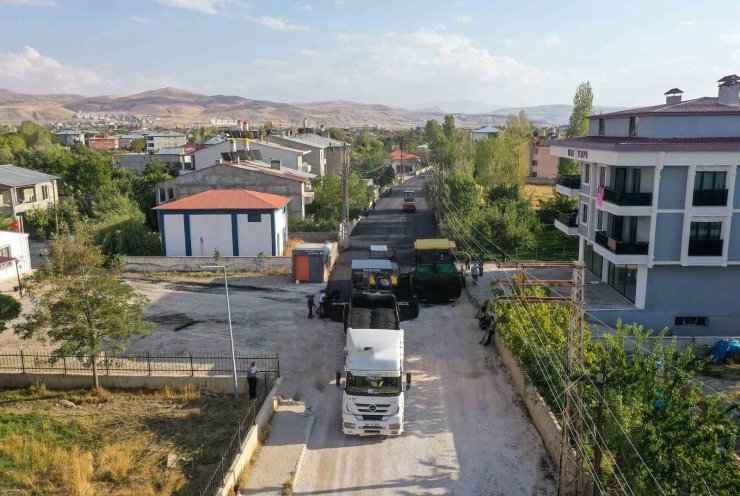 Edremit’te asfalt çalışmalarını sürdürüyor