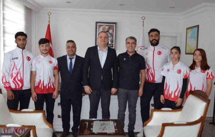 Dünya kupasına gidecek sporculardan Kaymakam Demir’e ziyaret