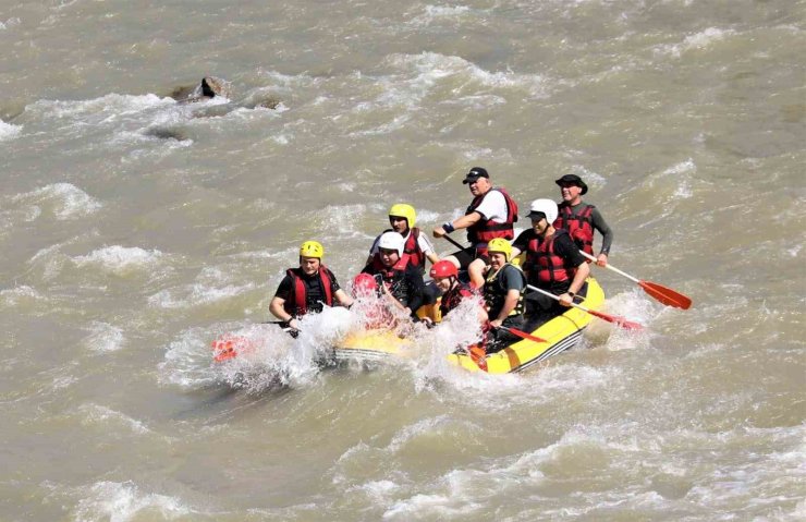 Vali Aydoğdu, Karasu Nehrinde rafting yaptı