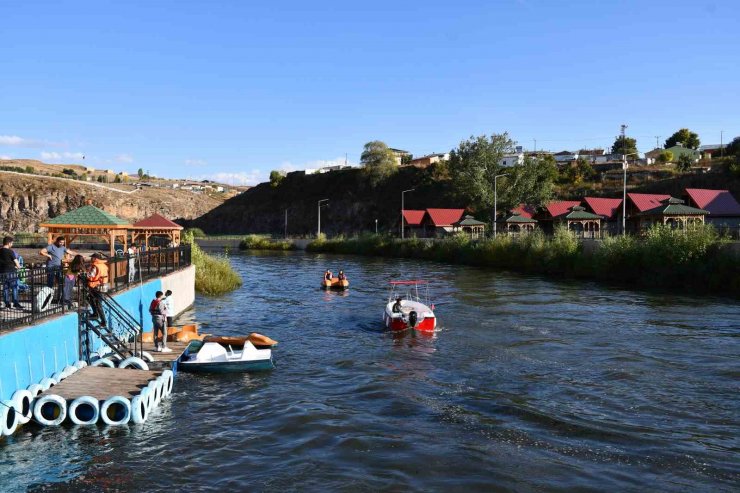 Kura Nehri’nde deniz bisikleti ve tekne keyfi