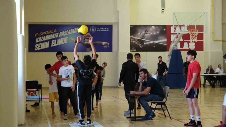 Erzincan’da güreş seçmeleri yapıldı