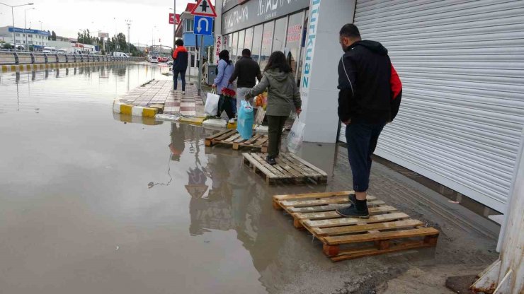 Van’da ev ve iş yerlerini su bastı