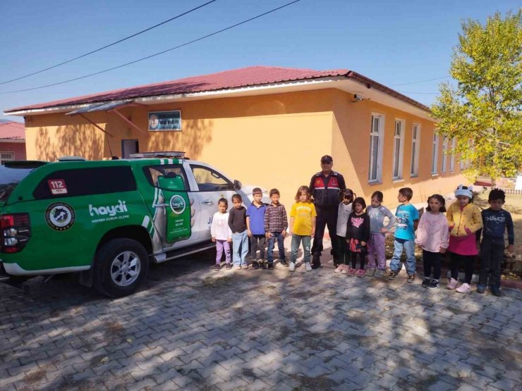 Jandarma minik öğrencilere hayvan sevgisini aşılıyor