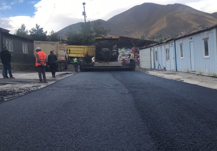 Hakkari’deki caddeler bir bir asfaltla kaplanıyor