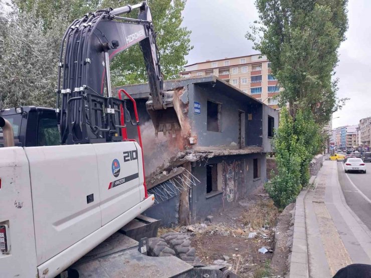 Kars’ta metruk binalar yıkılıyor