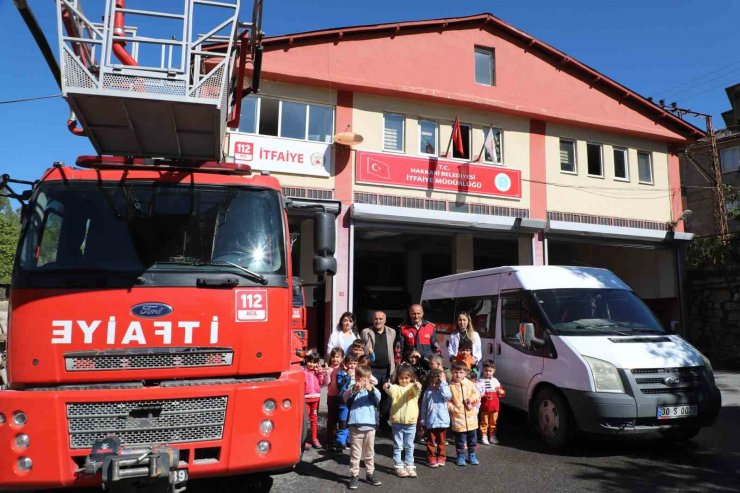 Hakkari’de minik öğrencilere itfaiye tanıtıldı