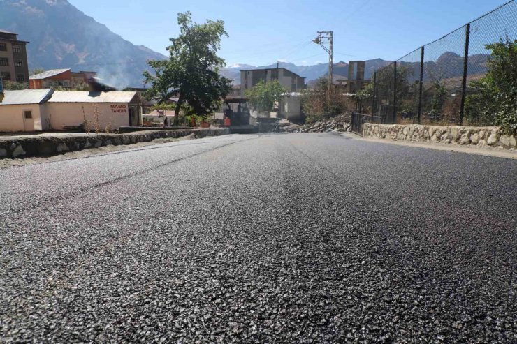 Hakkari’de asfalt çalışması 4 caddede devam ediyor