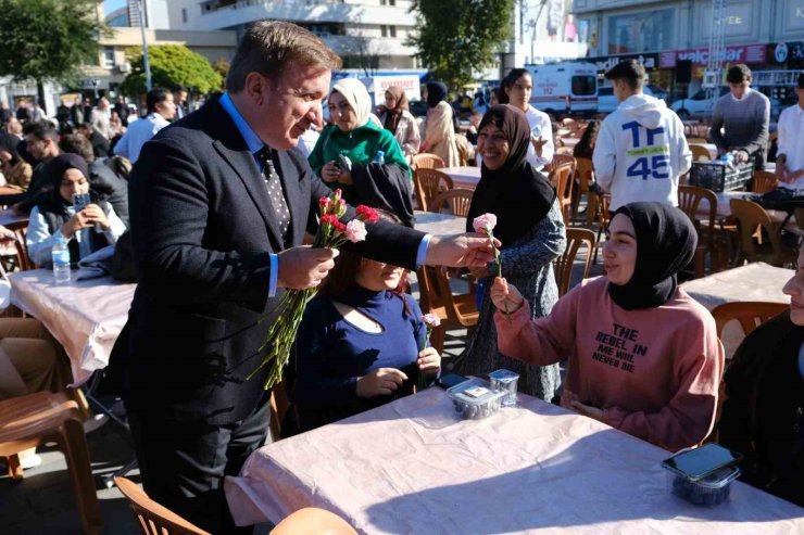 Erzincan’a gelen öğrenciler kentin meydanında karşılandı