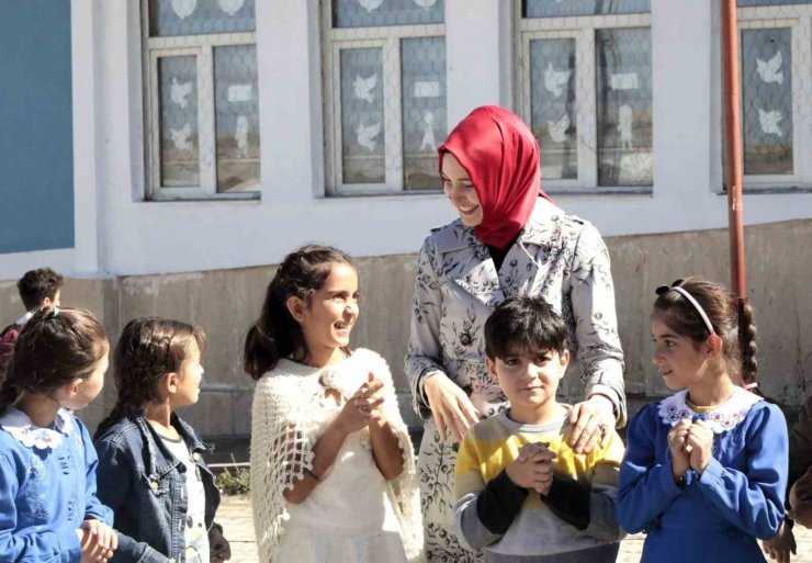 Kızılay’dan köyde yaşayan çocuklara sürpriz