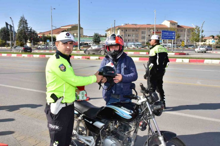 Malatya’da motosiklet sürücülerine ücretsiz kask dağıtıldı