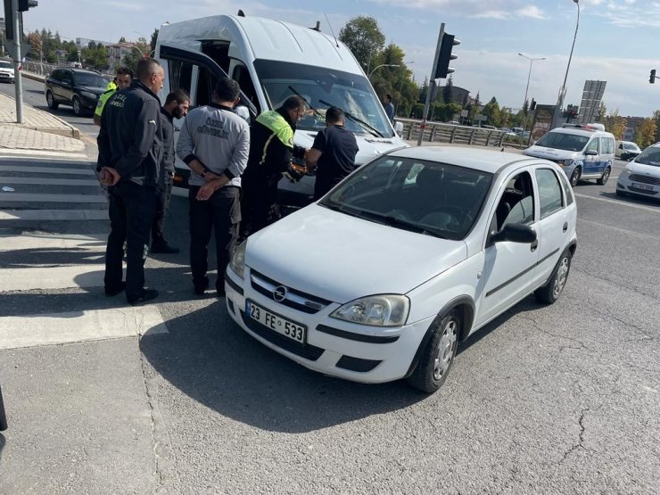 Elazığ’da minibüs ile otomobil çarpıştı: 3 yaralı