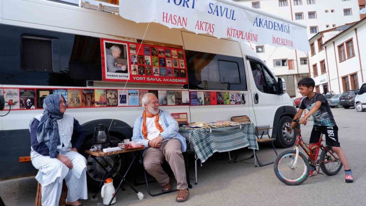 Karavan kitap ile Anadolu’yu geziyorlar