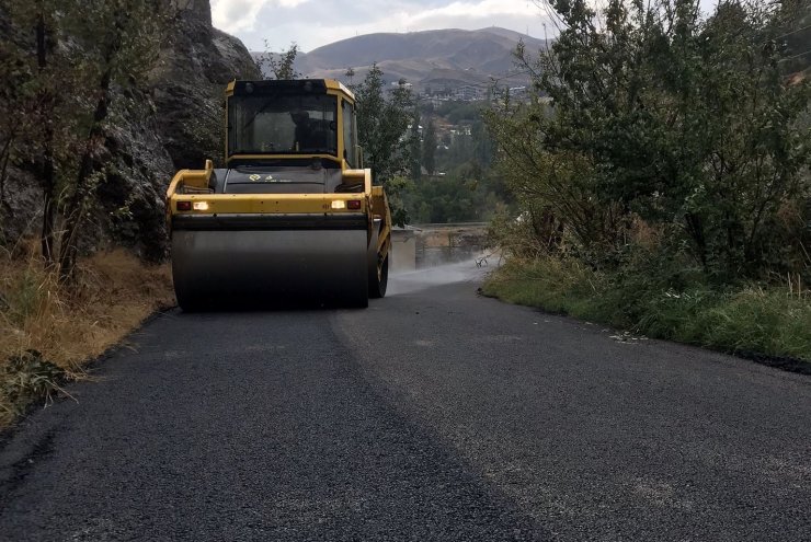 Hakkari’de asfalt mesaisi devam ediyor