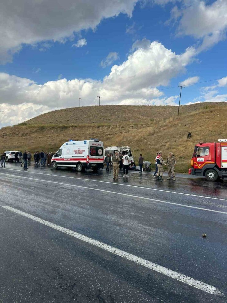 Van’da minibüs kontrolden çıktı: 10 yaralı