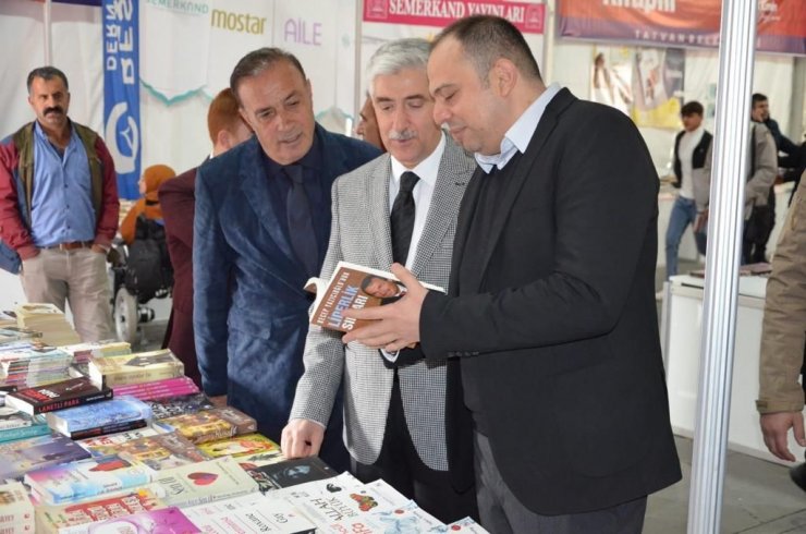 Tatvan Kaymakamı Demir Kitap Fuarı’nı gezdi