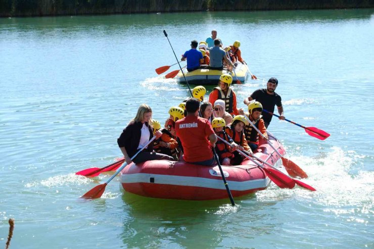 Özel çocukların rafting keyfi