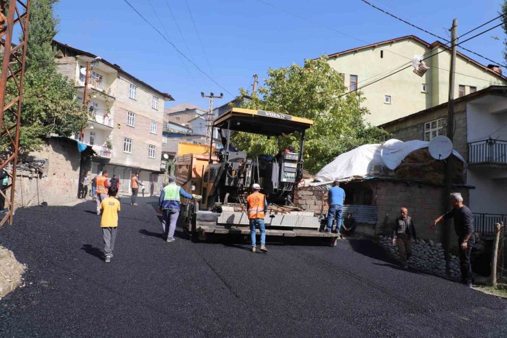 Hakkari’de asfalt çalışmaları hız kesmeden devam ediyor