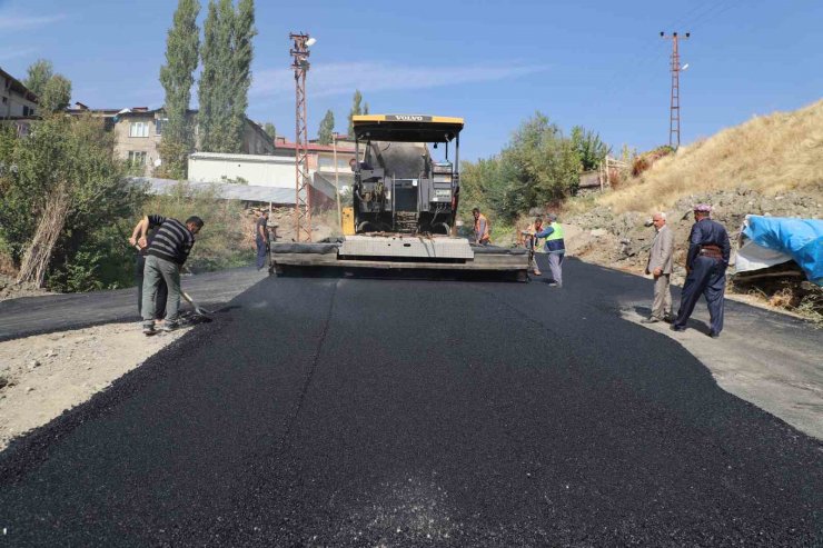 Hakkari’de yol asfaltlama çalışmaları devam ediyor