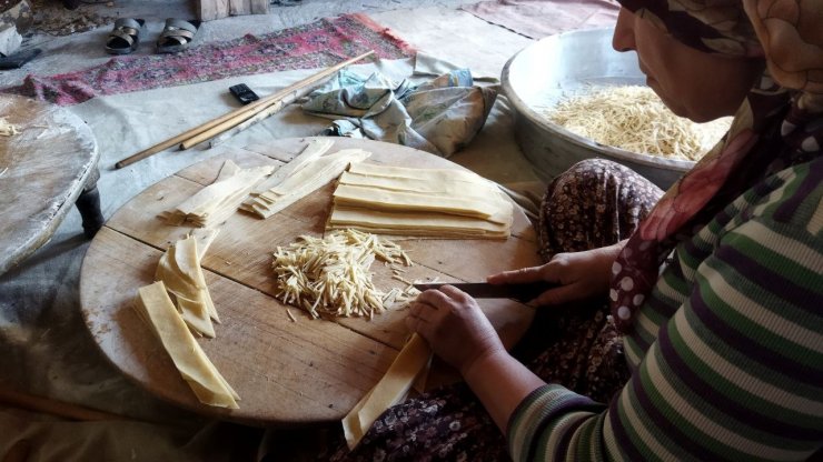 Kadınlar kışlık erişte kesimine başladı