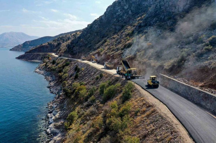 Van Gölü sahilindeki grup mahalle yolu asfaltlandı