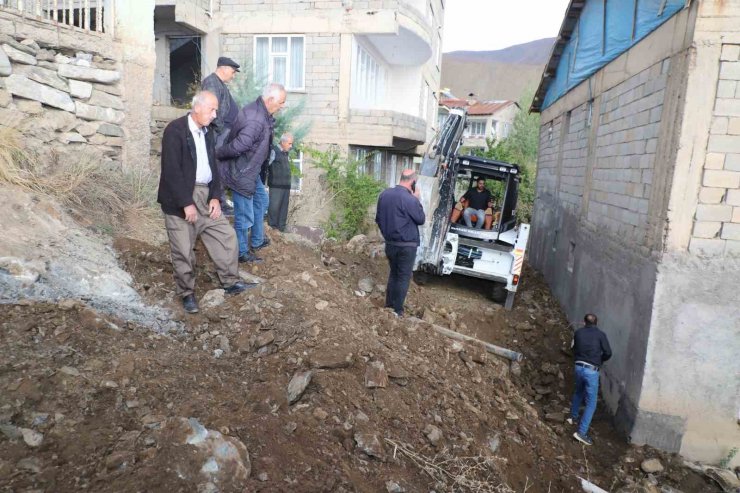 Hakkari’de 100 ev yeni yola kavuşuyor