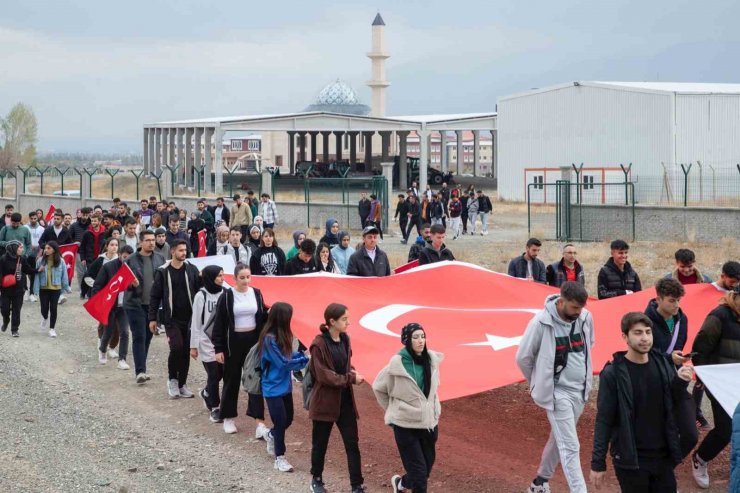 EBYÜ’de trekking ve bayrak açma etkinliği düzenlendi