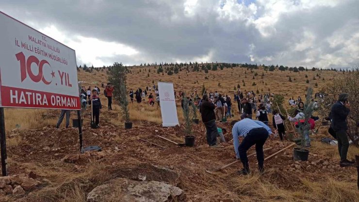 Cumhuriyet’in 100. Yılında öğrenciler fidan dikti