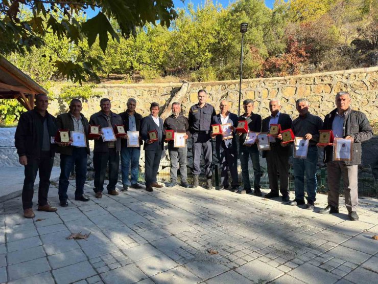 Malatya’da emekliye ayrılan köy korucularına plaket