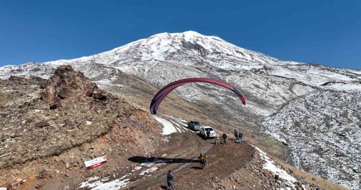 Ağrı Dağı’nda Cumhuriyet Bayramı coşkusu yamaç paraşütüyle yaşandı