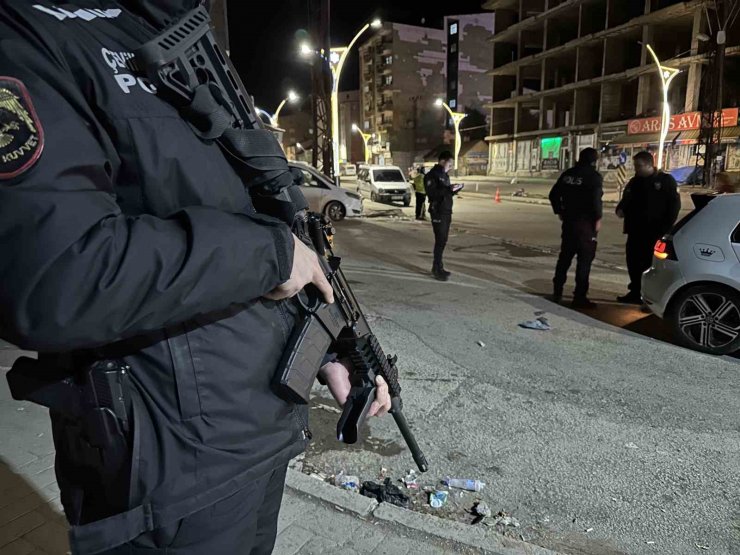 Yüksekova polisi, vatandaşın huzuru için gece gündüz alanda