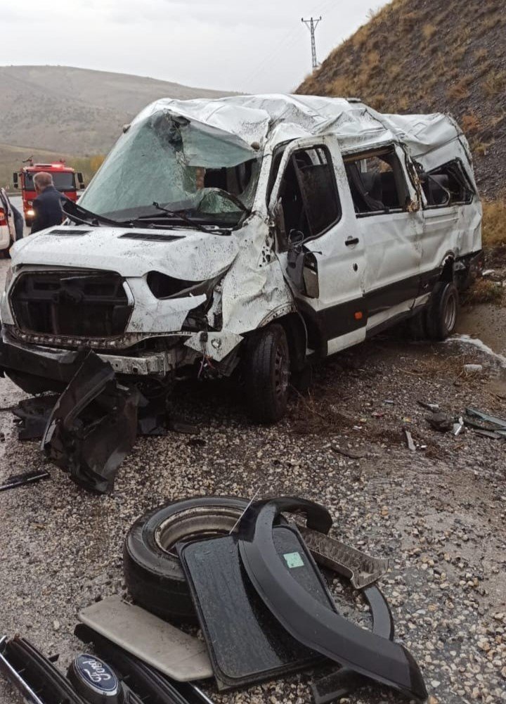 Van’da yolcu minibüsü takla attı: 7 yaralı