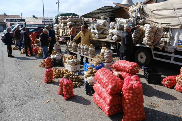 Vatandaşların kışlık patates ve soğan stoku başladı