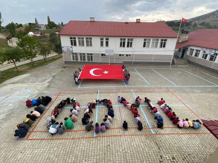 Mutki’de öğrenciler 100 yıl koreografi gösterisi