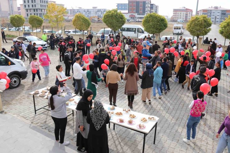 Ağrı’da Cumhuriyet’in 100’üncü yılında polis araçları öğrencilerle buluştu