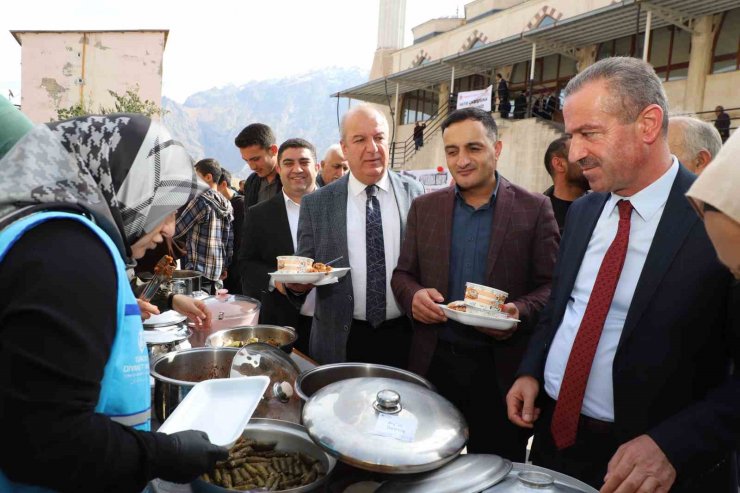 Hakkari’de Filistin’e destek amaçlı hayır çarşısı kuruldu